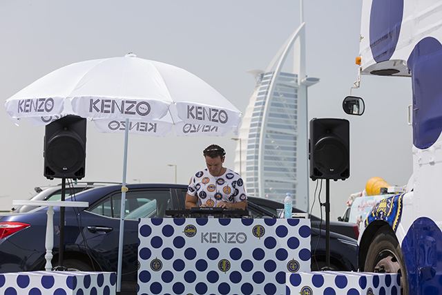 متجر أزياء متنقل للعلامة التجارية كينزو في دبي