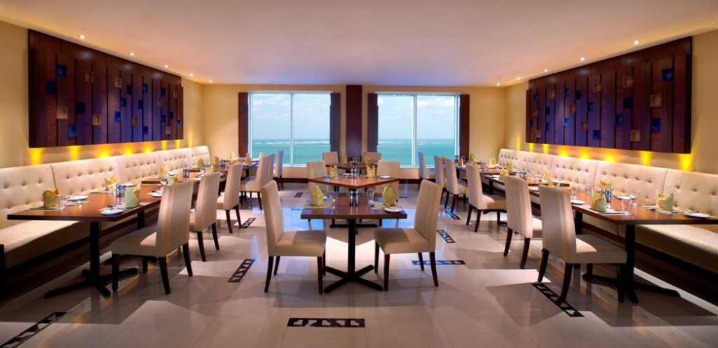 panorama-restaurant-on-43rd-floor-at-emirates-grand-hotel