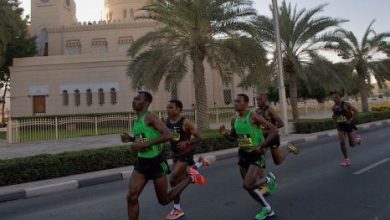 تستضيف دبي ماراثون ستاندرد تشارترد الذي يعتبر من أهم الفعاليات الرياضية على أجندة الإمارة، حيث يقام هذا السباق على طول الطريق المستقيم في وسط مدينة دبي مستفيداً من انخفاض درجات الحرارة في فصل الشتاء.