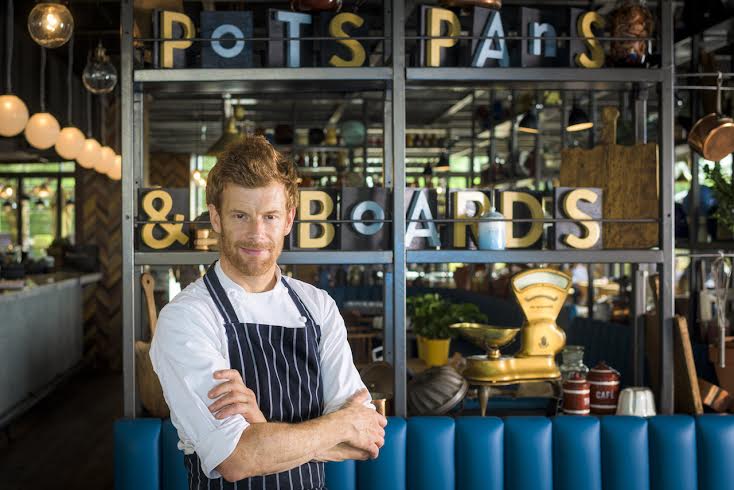 توم ايكينز يفتتح مطعمه الجديد "بوتس، بانز آند بوردز" في دبي