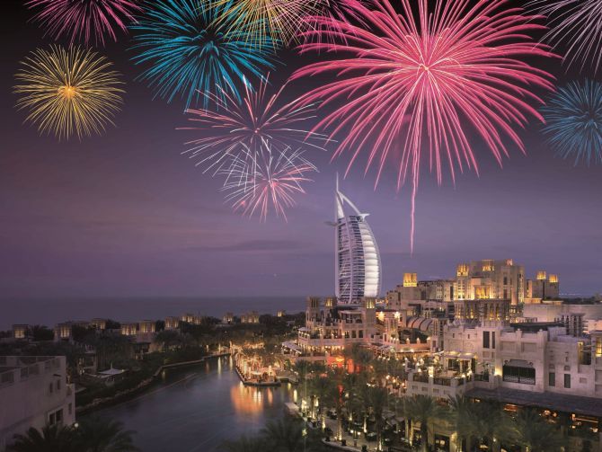 عروض الألعاب النارية إحتفالا برأس السنة 2016 في دبي