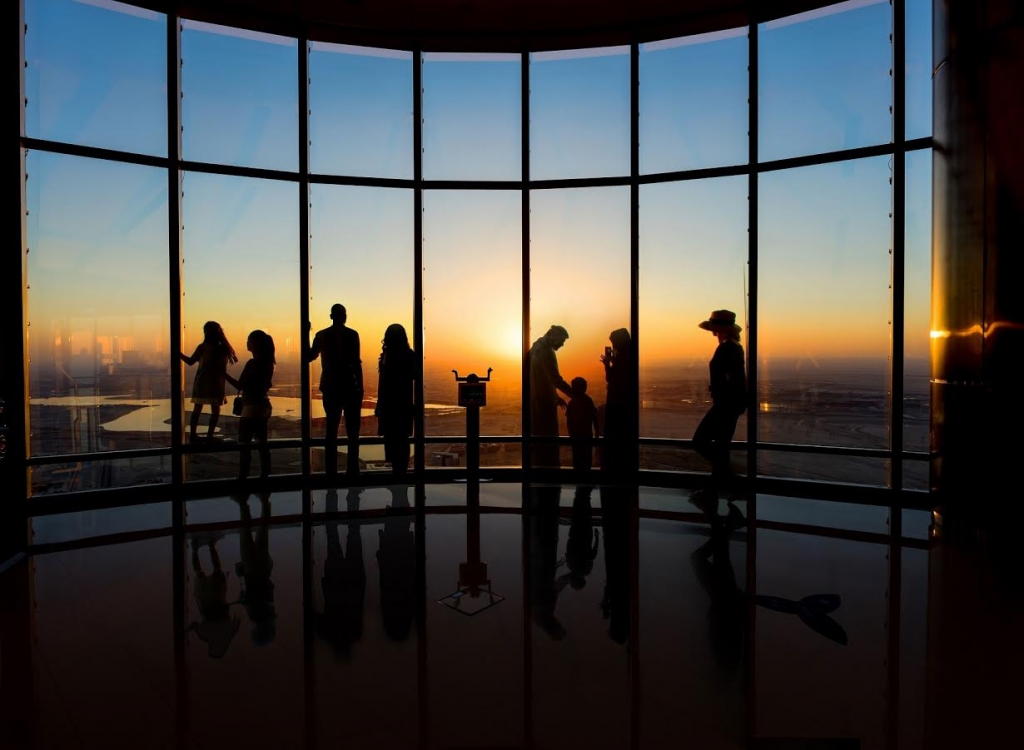 تمتع بإشراقة شمس اليوم الوطني في قمة برج خليفة