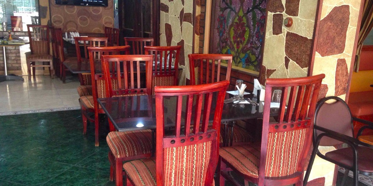 مطعم الطاولة الحمراء