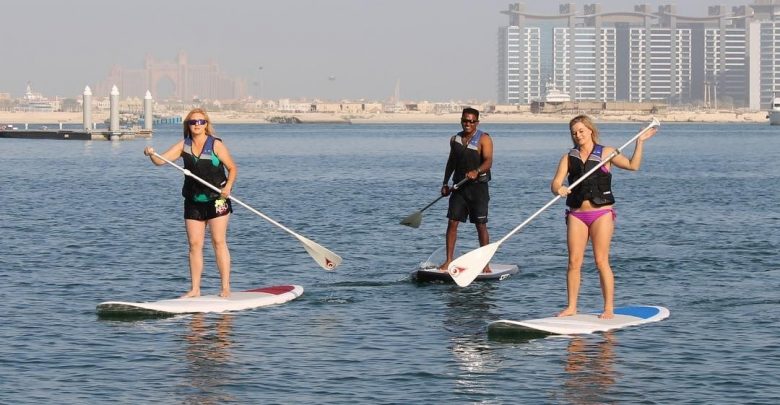 لعبة Pad Stand Paddle Boarding في نادي دبي الدولي للرياضات البحرية DIMC