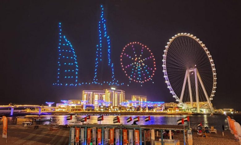 سماء دبي تتزين بعروض الدرون الضوئية خلال مهرجان دبي للتسوق 2020