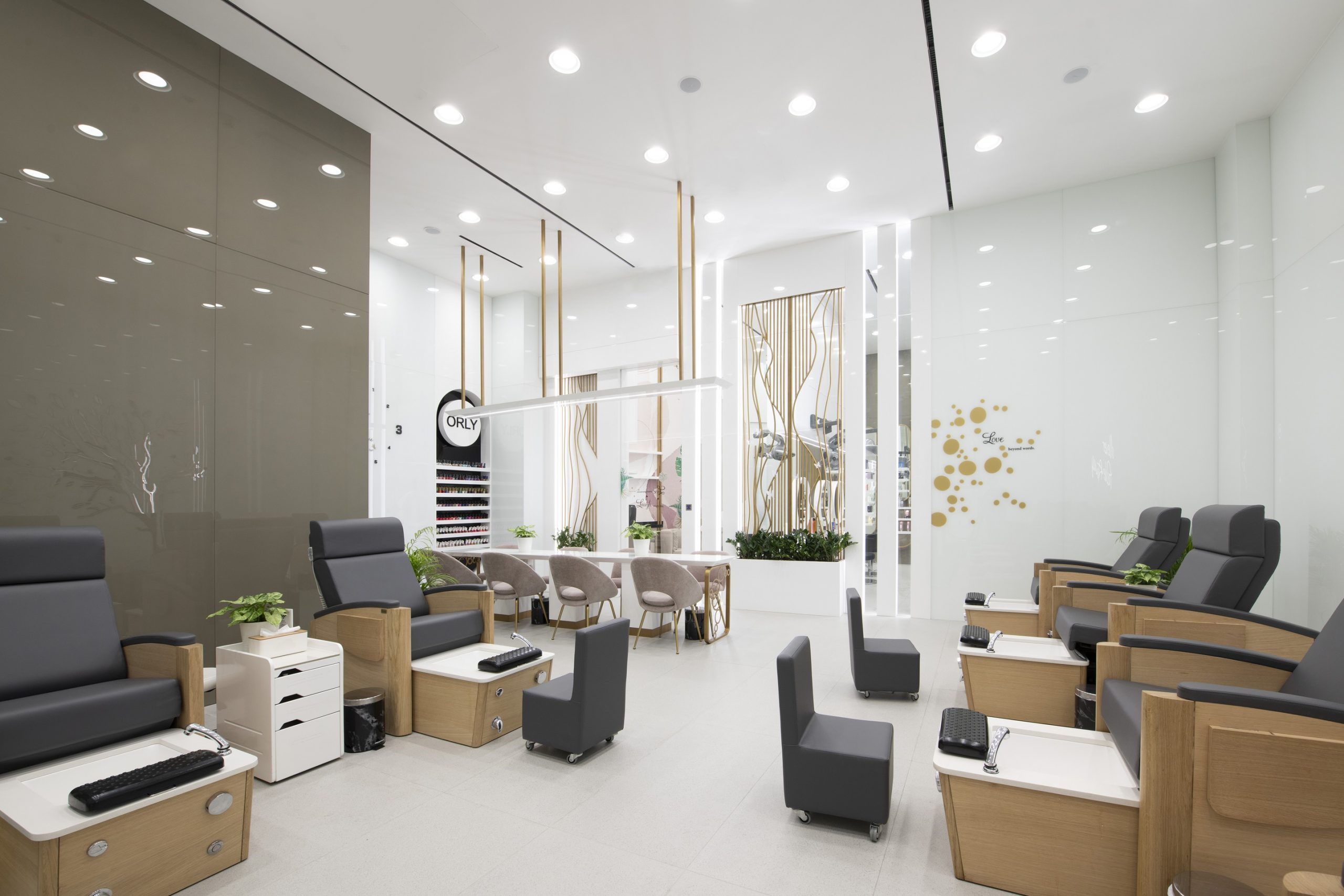 شركة WOW Beauty Salon تعيد افتتاح أكبر فروعها في دبي مول
