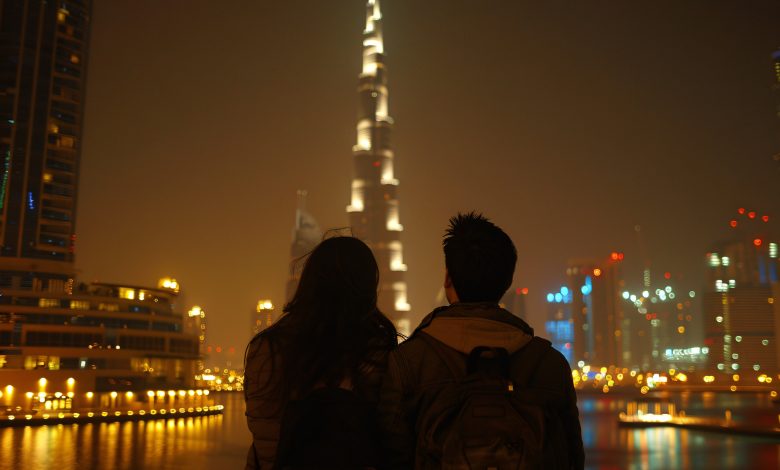 portrait-couple-visiting-luxurious-city-dubai (1)