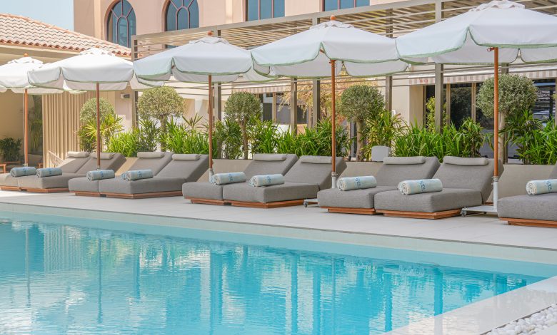 Vera by the pool_1-min