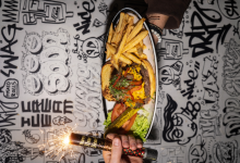 بلاك تاب دبي مول يحتفل برأس السنة 2026 بروح التسعينيات