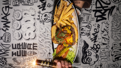 بلاك تاب دبي مول يحتفل برأس السنة 2026 بروح التسعينيات