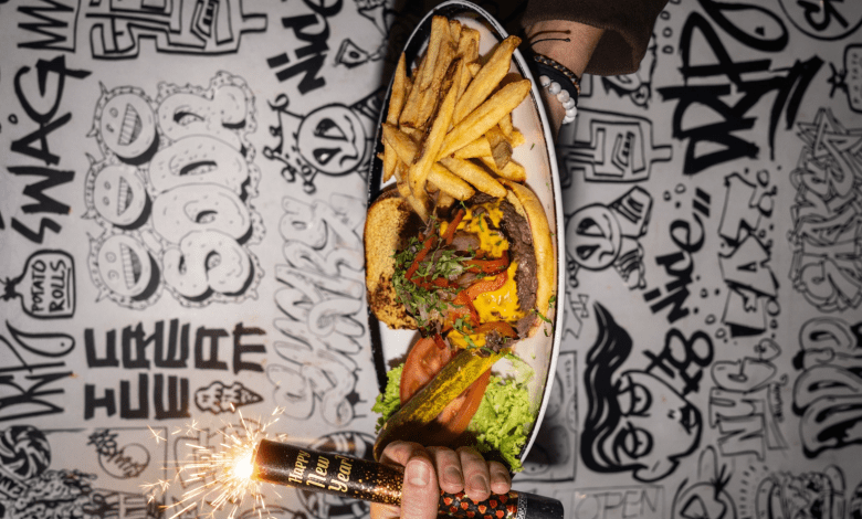 بلاك تاب دبي مول يحتفل برأس السنة 2026 بروح التسعينيات