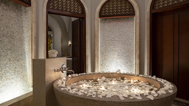 awaken-wellness-spa-jacuzzi